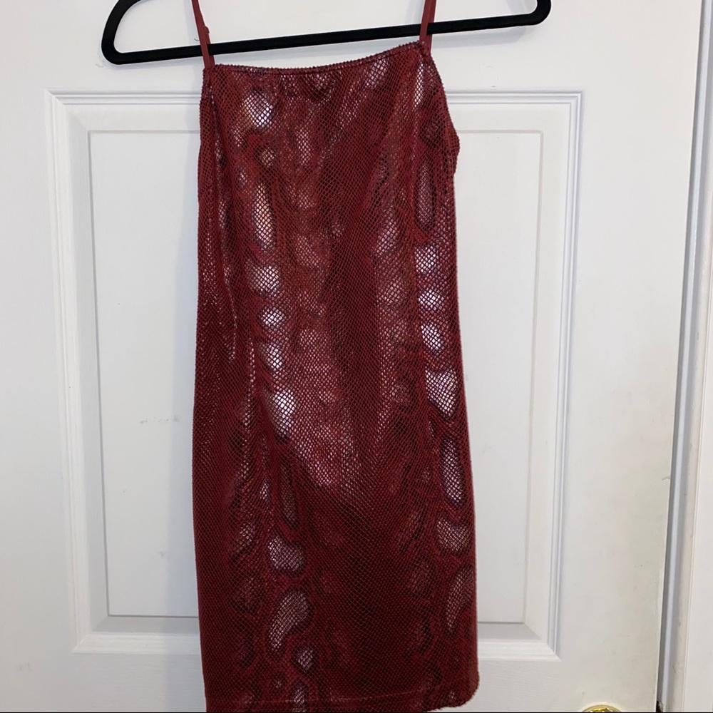 Textured Snakeskin Bodycon Dress - Picture 3 of 5